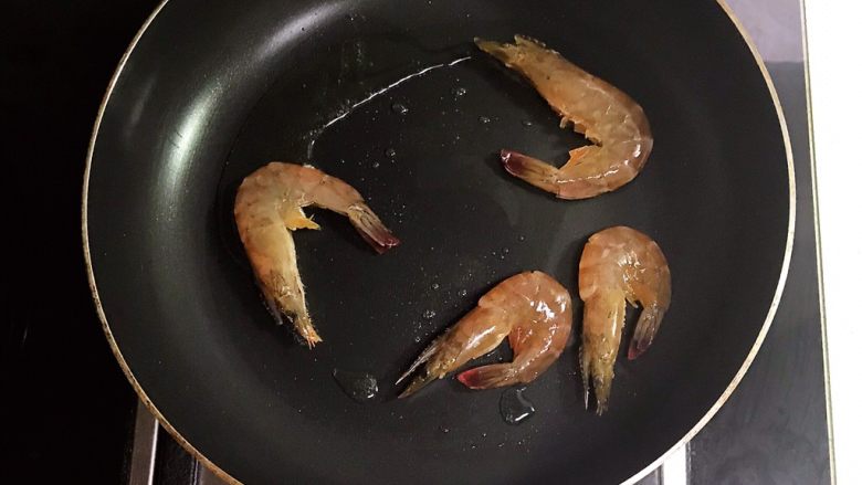 宝宝健康食谱 鲜虾番茄南瓜面,油烧热后加入鲜虾