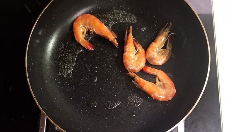 宝宝健康食谱 鲜虾番茄南瓜面,小火煎制两面变色