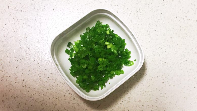 宝宝健康食谱 鲜虾番茄南瓜面,把香葱叶切成小丁