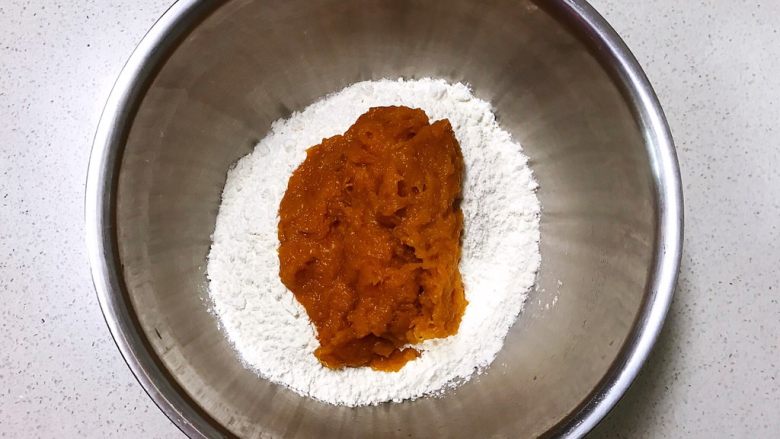 宝宝健康食谱 鲜虾番茄南瓜面,在面粉中加入南瓜泥,和面
