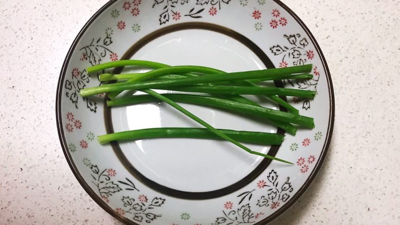 宝宝健康食谱 鲜虾番茄南瓜面,香葱叶清洗干净
