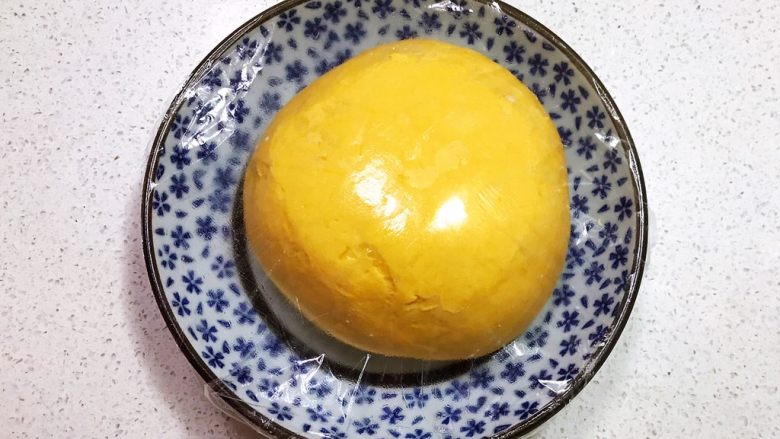 宝宝健康食谱 鲜虾番茄南瓜面,盖上保鲜膜饧面20分钟