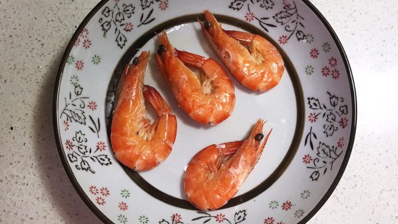 宝宝健康食谱 鲜虾番茄南瓜面,把煮好的鲜虾捞出来