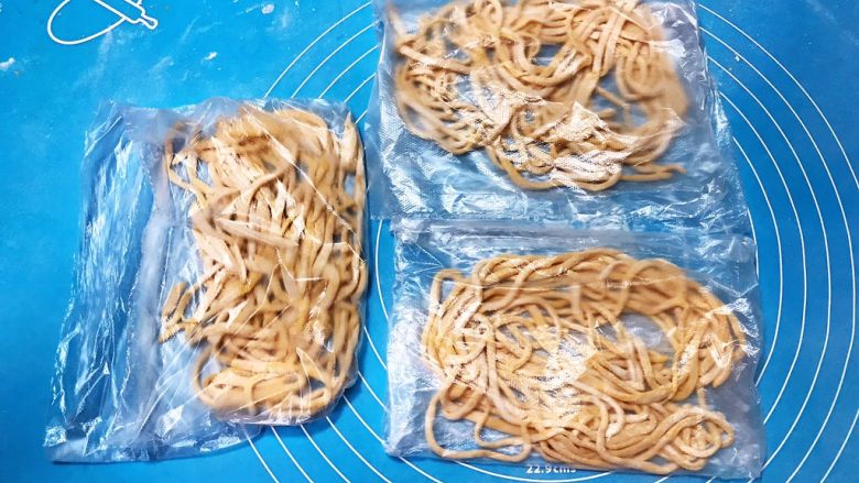 宝宝健康食谱 鲜虾番茄南瓜面,一次可以多做点儿,分别装在保鲜袋里,冷冻保存,宝宝吃的时候比较方便