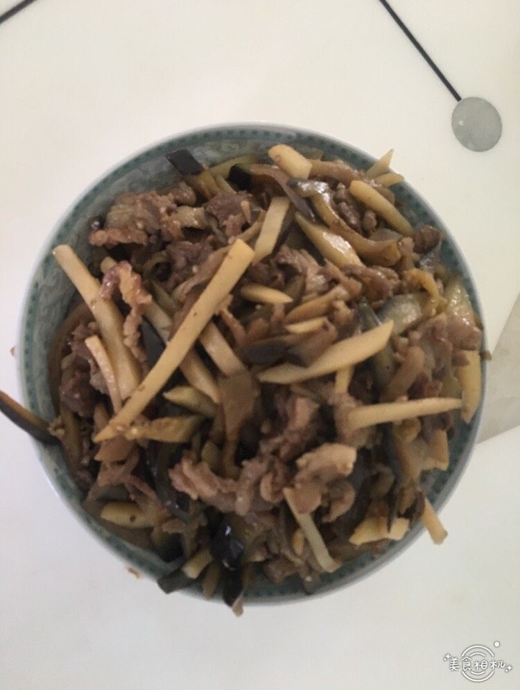 羊肉炒土豆钳子,尝土豆和钳子软烂后放盐出锅