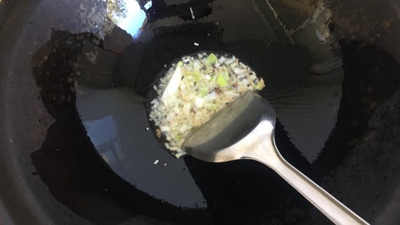 羊肉炒土豆钳子,锅里倒入<a style='color:red;display:inline-block;' href='/shicai/ 140122'>玉米油</a>加热，放入花椒粒、葱、姜、蒜煸炒焦黄后捞出