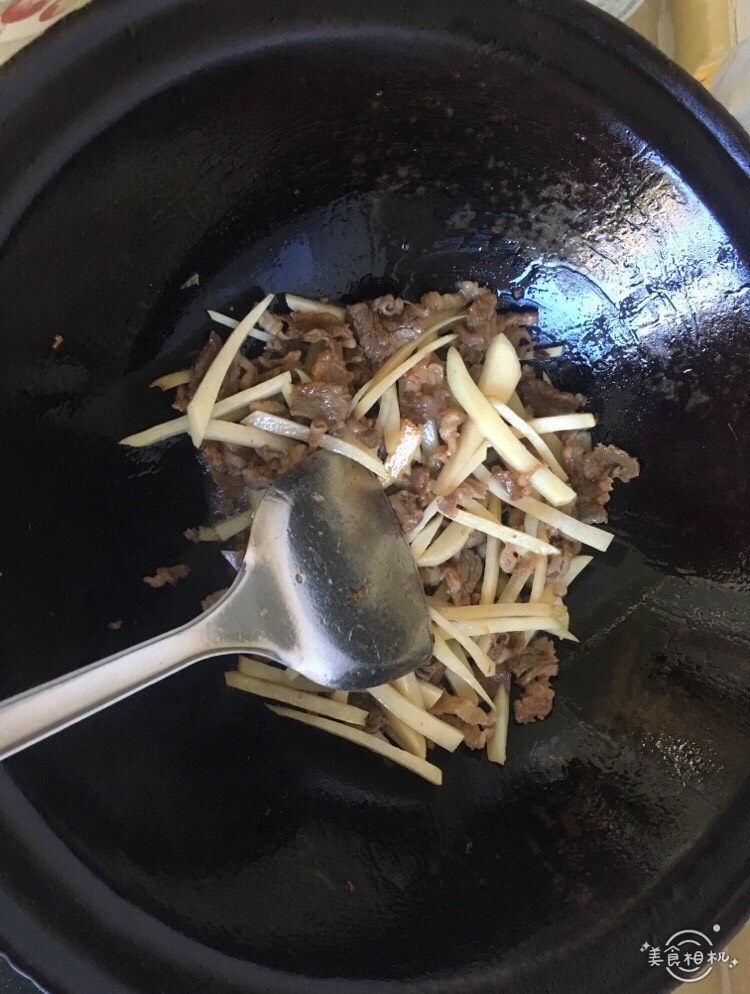 羊肉炒土豆钳子,倒入羊肉炒变色后浇入料酒继续炒，炒干料酒后倒入<a style='color:red;display:inline-block;' href='/shicai/ 23'>土豆</a>条，然后再放入酱油适量