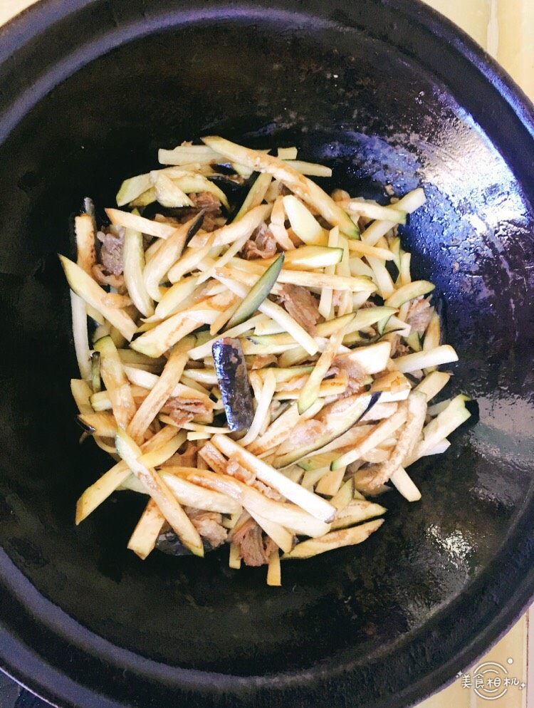羊肉炒土豆钳子,然后倒入洗净的钳子进行煸炒，直到将钳子的水分炒干，然后再倒入适量热水进行焖炒