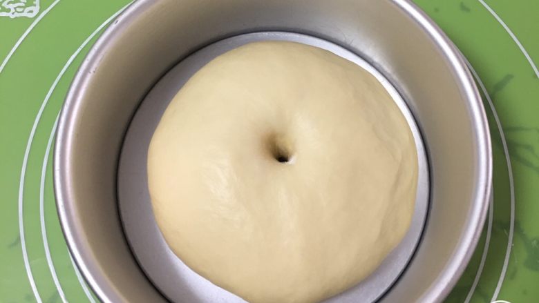 椰蓉扭扭包,面团发酵完成后,用手指戳一下不反弹。