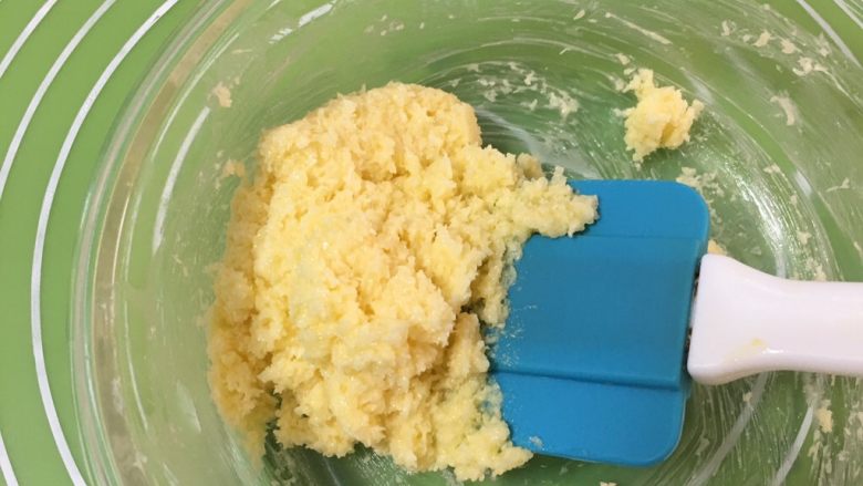 椰蓉扭扭包,继续搅拌均匀,再用刮刀拌匀,放冰箱冷藏10分钟。