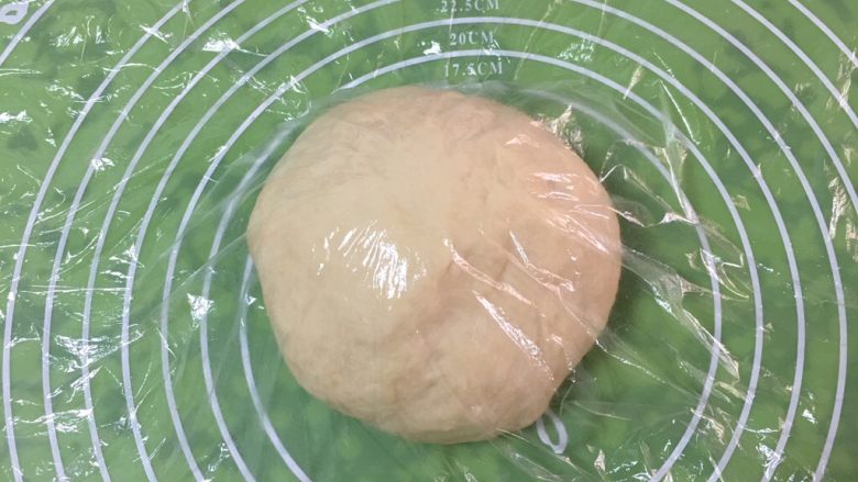 椰蓉扭扭包,滚圆松弛,盖上保鲜膜静置20分钟。