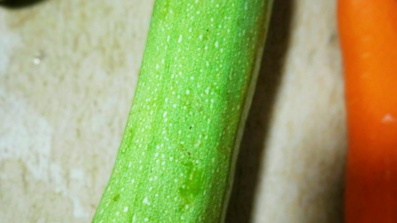 食生青酱西葫芦面条,西葫芦洗净,去除两头备用。
