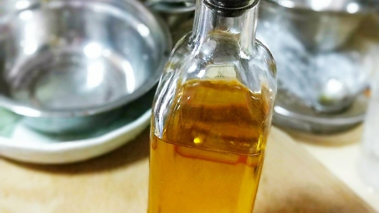 食生青酱西葫芦面条,<a style='color:red;display:inline-block;' href='/shicai/ 851'>橄榄油</a>一勺,倒入破壁机。
