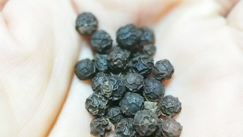 食生青酱西葫芦面条,黑胡椒粒适量,倒入破壁机。