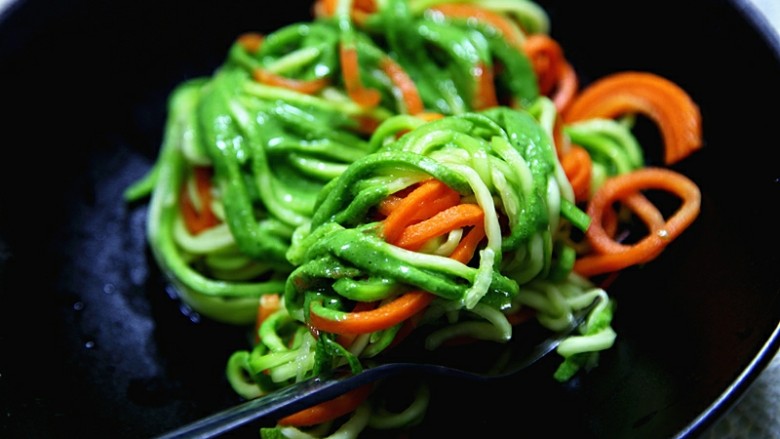 食生青酱西葫芦面条,将青酱拌入蔬菜面条,拌匀,开吃。