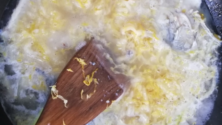 酸菜鱼(无辣),加入水或者高汤,加入适量白胡椒粉!煮8到10分钟!