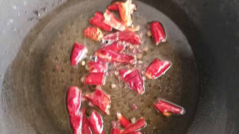 酸菜鱼(无辣),起锅烧油,放入辣椒段<a style='color:red;display:inline-block;' href='/shicai/ 700'>花椒</a>,小火至香味,倒入碗中