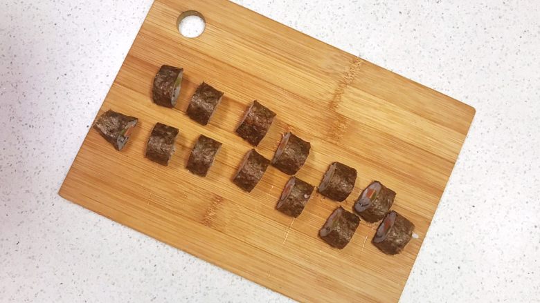 宝宝健康食谱 迷你小寿司,把紫菜卷切成小段