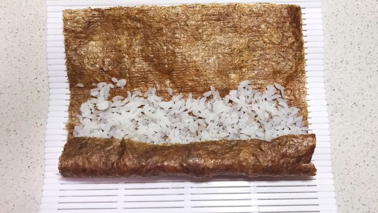 宝宝健康食谱 迷你小寿司,把紫菜卷起来