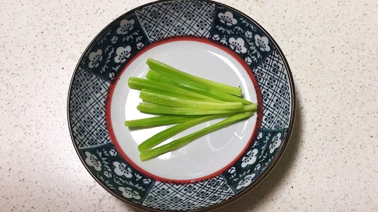 宝宝健康食谱 迷你小寿司,把莴笋切成小条