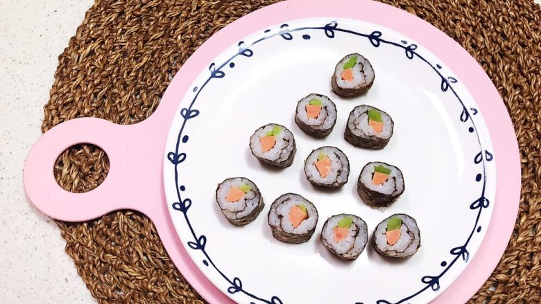 宝宝健康食谱 迷你小寿司,迷你小寿司软糯鲜香,莴笋脆爽,宝宝一口一个,一个都没剩~