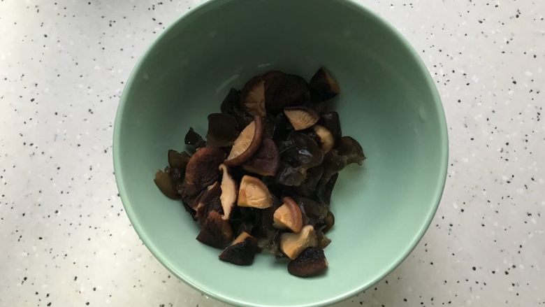 蚝油什锦鸡丁,泡发好之后的香菇去蒂洗净之后轻轻挤干水分,切成小块