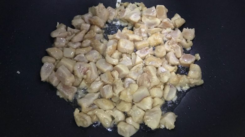 蚝油什锦鸡丁,转中大火,翻炒至鸡丁变色