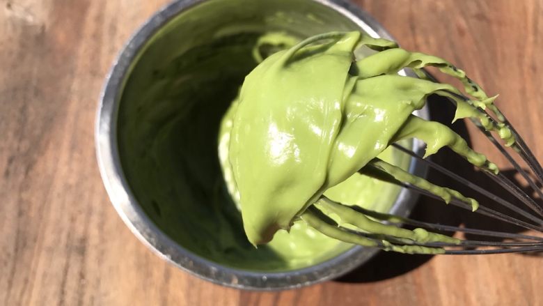 抹茶冰激凌爆浆蛋糕,牛奶和蛋黄湖混合后的液体,用隔水加热的方式,搅拌至浓稠,卡仕达酱完成。