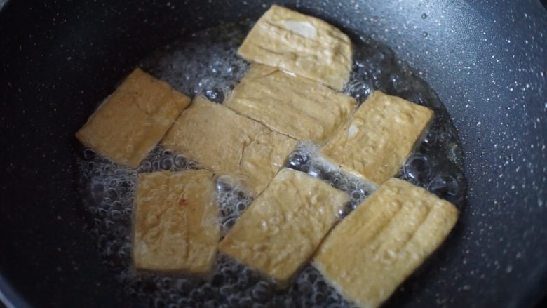茄汁豆腐,倒出所有的油,放入煎好的豆腐,加入覆盖豆腐的开水,加入<a style='color:red;display:inline-block;' href='/shicai/ 715'>白醋</a>煮至沸腾