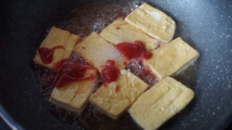 茄汁豆腐,再加入番茄酱和<a style='color:red;display:inline-block;' href='/shicai/ 869'>白砂糖</a>,搅拌均匀后,盖上锅盖小火焖煮10分钟