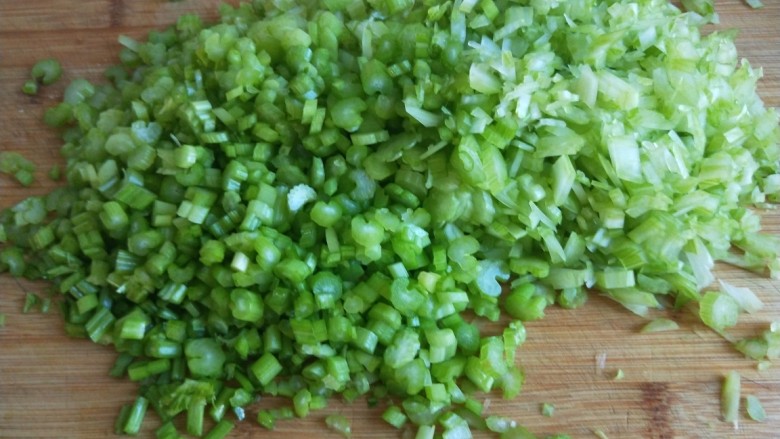 新文美食 羊肉芹菜饺子,<a style='color:red;display:inline-block;' href='/shicai/ 125'>芹菜</a>洗干净直接切碎。