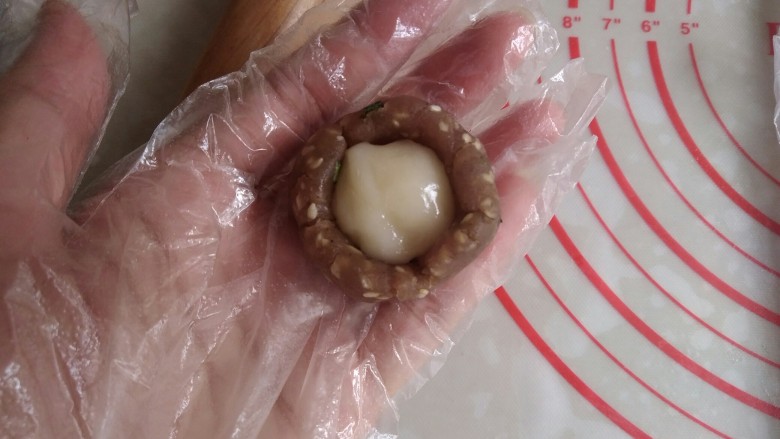 拉丝麻薯咸甜酥,馅料压成碗状,放入麻薯