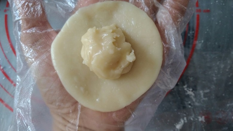 拉丝麻薯咸甜酥,松弛过的水油皮和油酥都分成15份,水油皮压扁放上油酥。