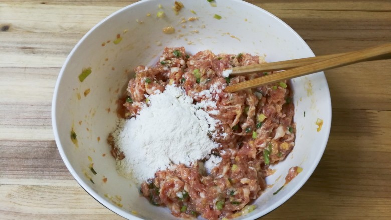 胡萝卜末肉圆,放入三勺<a style='color:red;display:inline-block;' href='/shicai/ 512'>玉米淀粉</a>,放入适量清水