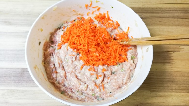 胡萝卜末肉圆,放入切碎的<a style='color:red;display:inline-block;' href='/shicai/ 25'>胡萝卜</a>末,拌匀放入冰箱冷藏一小时