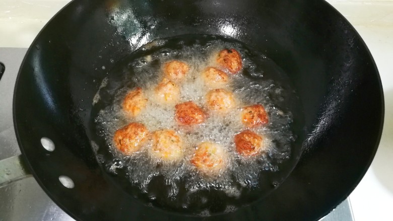 胡萝卜末肉圆,多翻面几次,炸至金黄