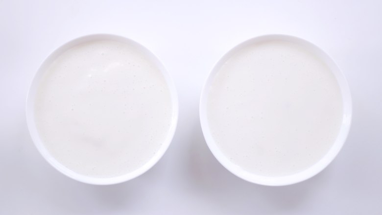 承味延世牛奶思慕雪,确认过眼神,遇见对的“你”。,准备干净早餐碗,把奶糊倒入碗中。