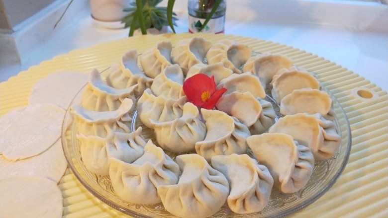 新文美食  羊肉芹菜饺子,摆放盘中，随吃随煮。