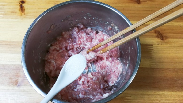 腌绿辣椒胡萝卜水饺,放入一小勺<a style='color:red;display:inline-block;' href='/shicai/ 10588'>糖</a>,少许清水顺时针搅拌至有粘性