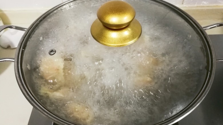 腌绿辣椒胡萝卜水饺,锅中水开放入一小勺盐,放入饺子盖上锅盖煮开
