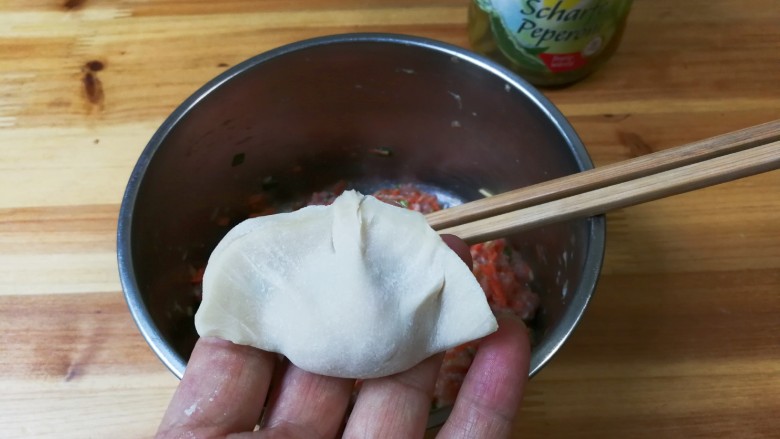腌绿辣椒胡萝卜水饺,包成饺子,怎么包都可以