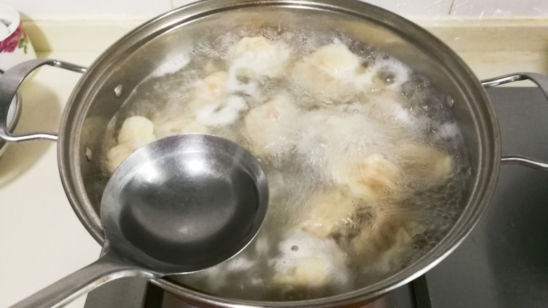 腌绿辣椒胡萝卜水饺,淋入一大勺冷水盖上锅盖烧开,再淋入一大勺冷水烧开,关火即可