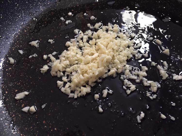 大树版蒜蓉西兰花,另起锅放油,烧至6成热,放入蒜蓉爆炒出香味;