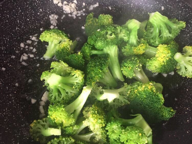 大树版蒜蓉西兰花,放入西兰花翻炒一会,起锅前调入一点盐和<a style='color:red;display:inline-block;' href='/shicai/ 788'>生抽</a>;