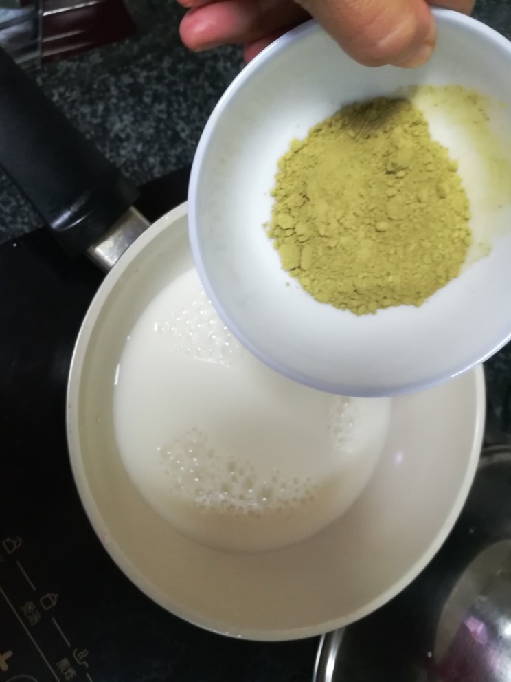 入秋了，给家人来款清香可口的抹茶慕斯蛋糕，甜而不腻哦,倒入抹茶粉继续搅拌均匀