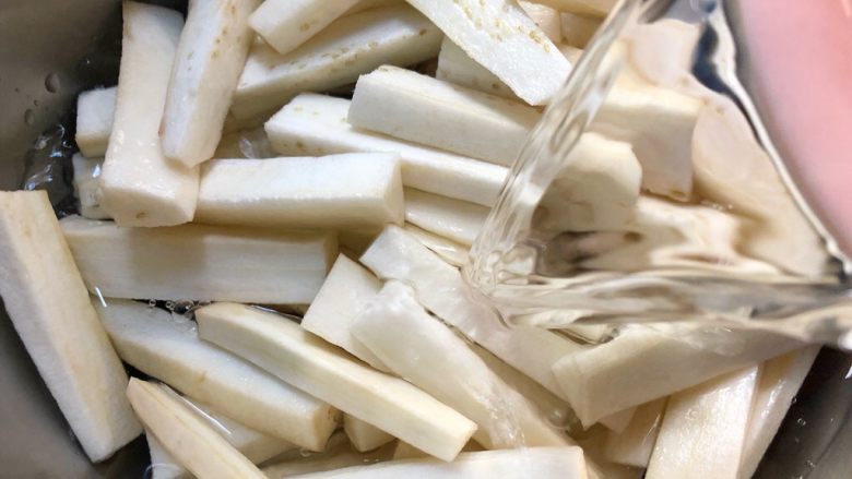 咸鱼茄子煲,把茄子放入大碗里,倒入水浸泡10分钟