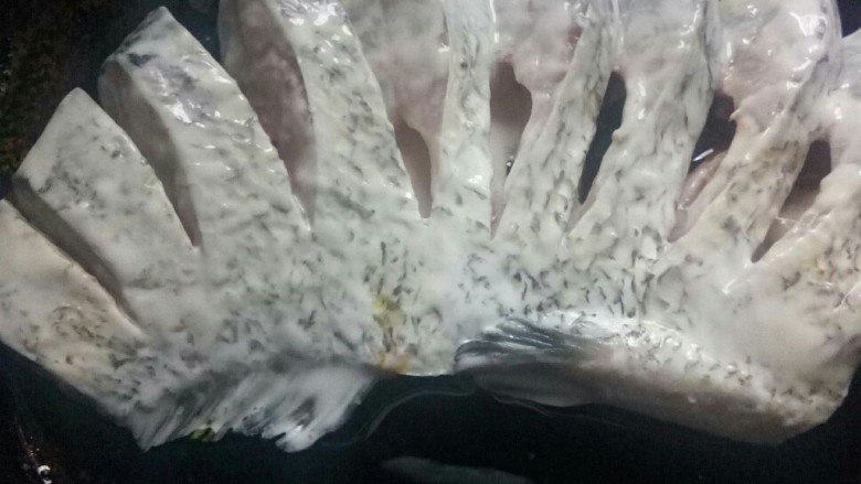 花样煮鱼,鱼身抹芡,放倒油的平底锅内,煎制成形。