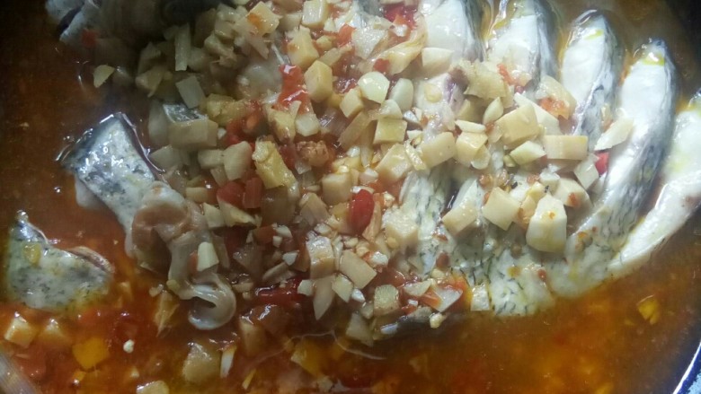 花样煮鱼,捞出葱段,汤汁倒入平底锅中。