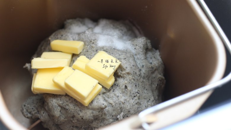 可爱的龙猫面包,运行2个和面程序后,加入盐和无盐黄油,再次启动面包机的和面功能