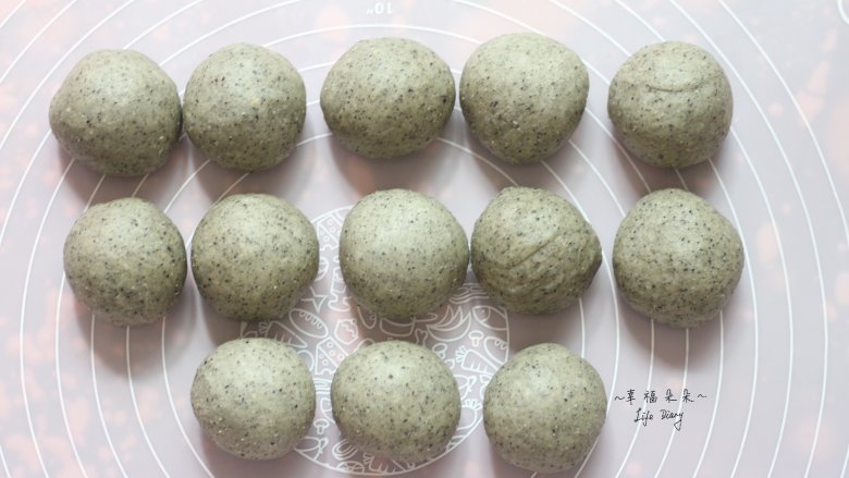 可爱的龙猫面包,将步骤11一发完成后的面团平均分割成13份,分别搓圆静置松弛10分钟